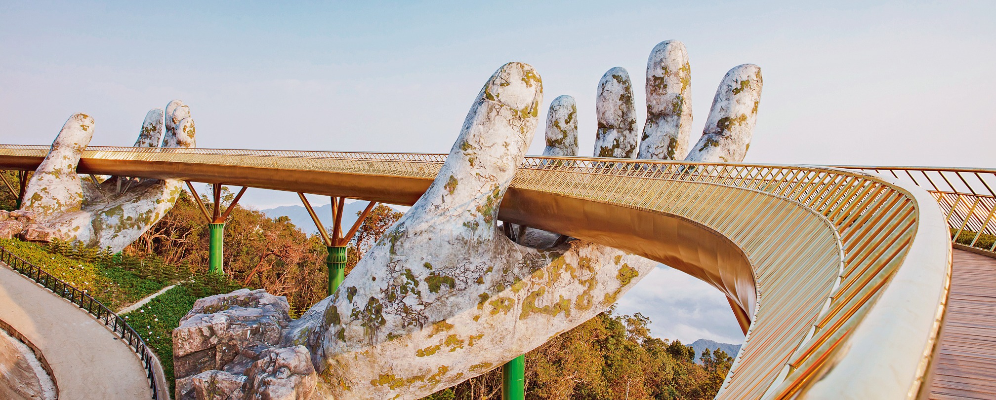004-001--hand-bridge-tourist-resort-ba-na-hill-danang-vietna.jpg